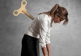 Сообщение 'YOU GOT THIS' на светящемся табло, стоящем на столе рядом с выключенным ноутбуком, в комнате с мягким освещением, создающее вдохновляющую атмосферу.